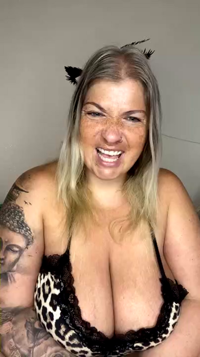 Iris_hotcurvy