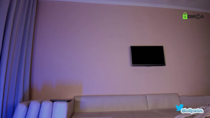 hollyextra