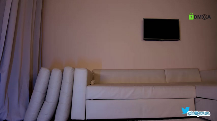 hollyextra