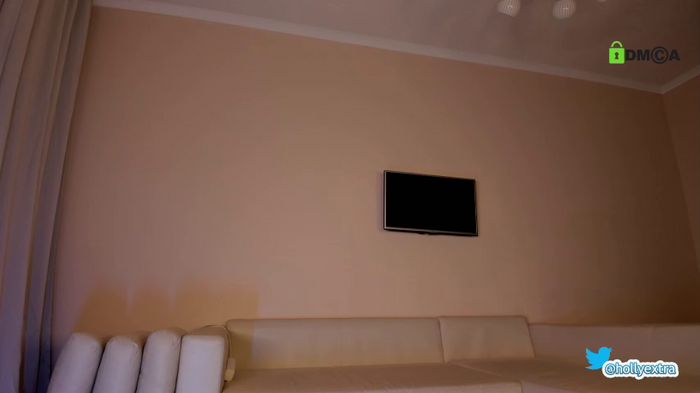 hollyextra