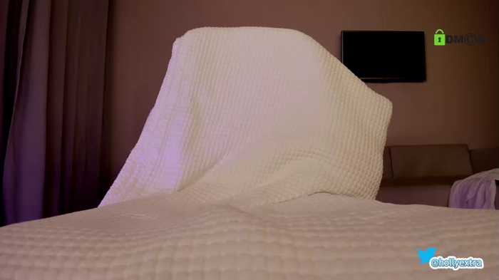 hollyextra