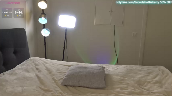 blondehottiek