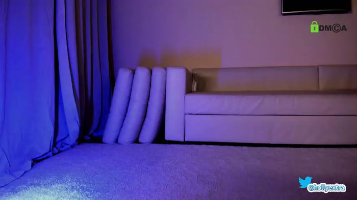 hollyextra