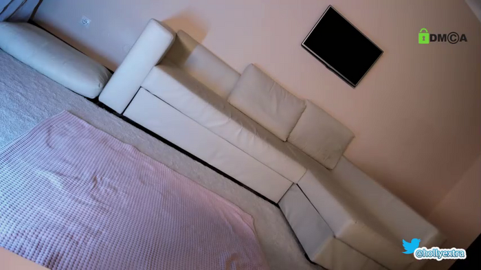 hollyextra