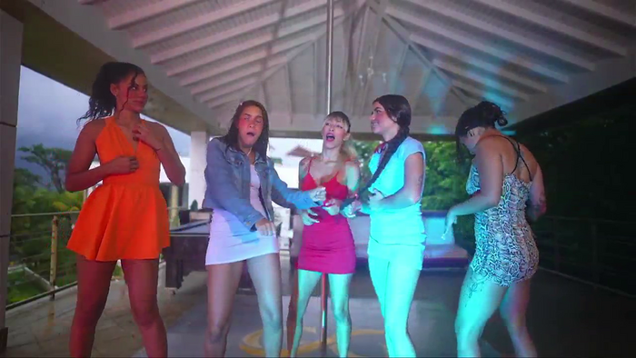 mansion-girls