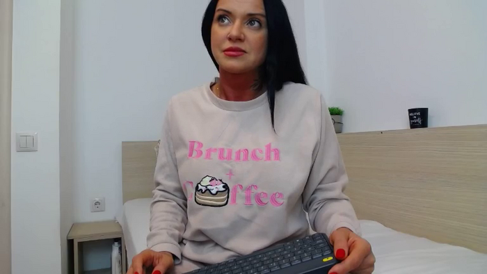 BustyEmaXOXO