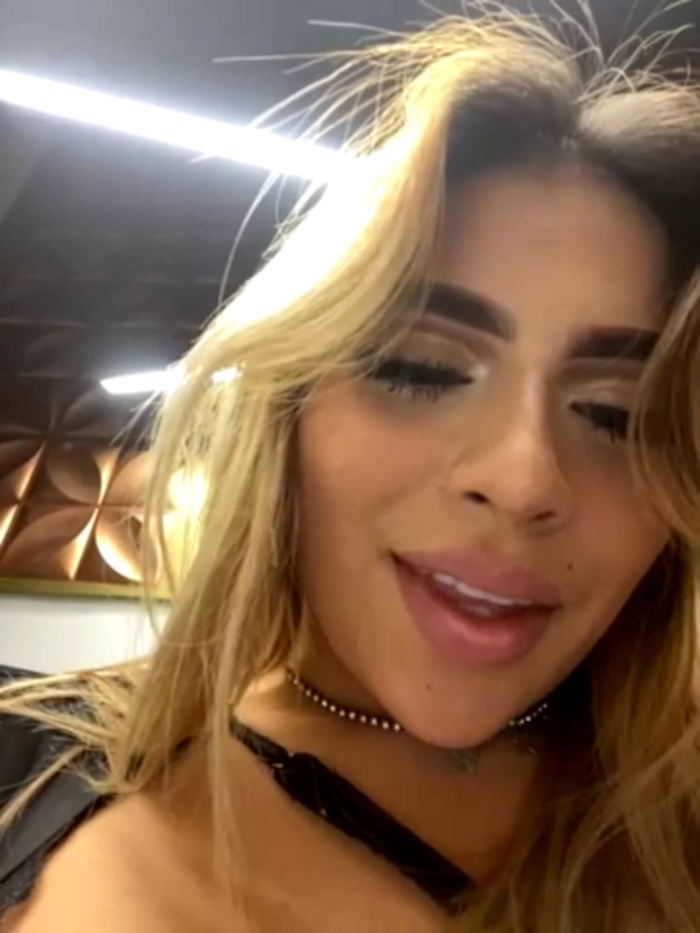 MiaWhitePinkk_