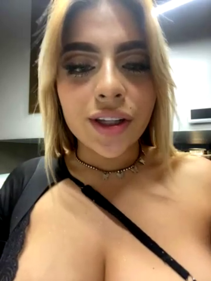 MiaWhitePinkk_