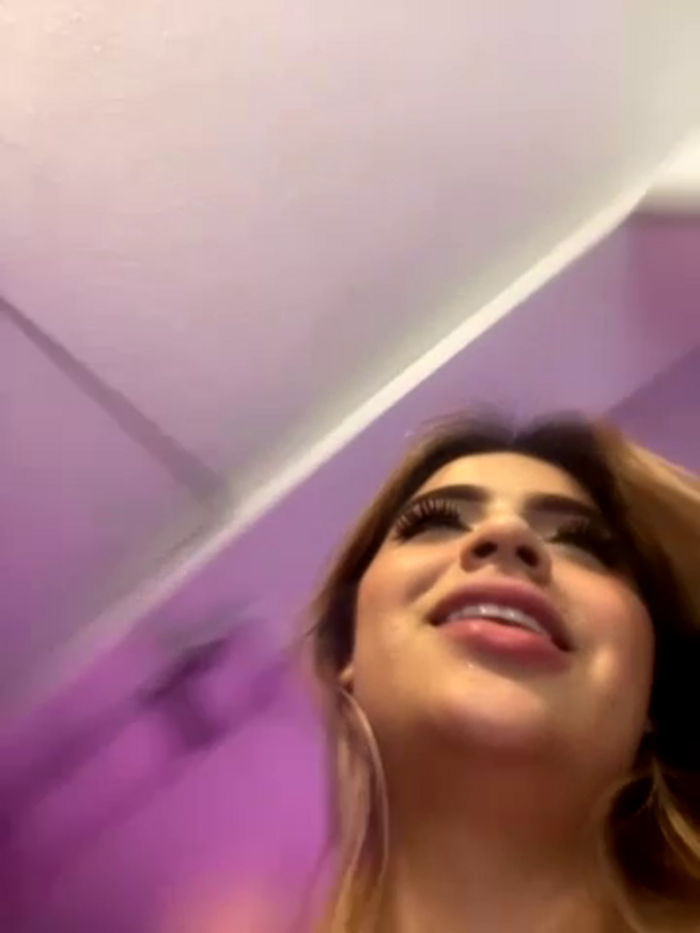 MiaWhitePinkk_
