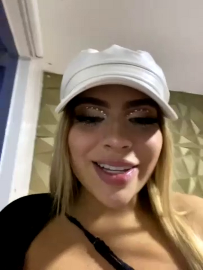 MiaWhitePinkk_