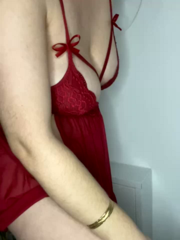 Busty-Ellie