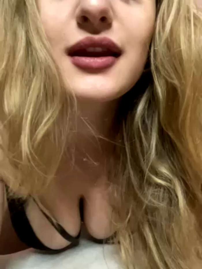 Busty-Ellie