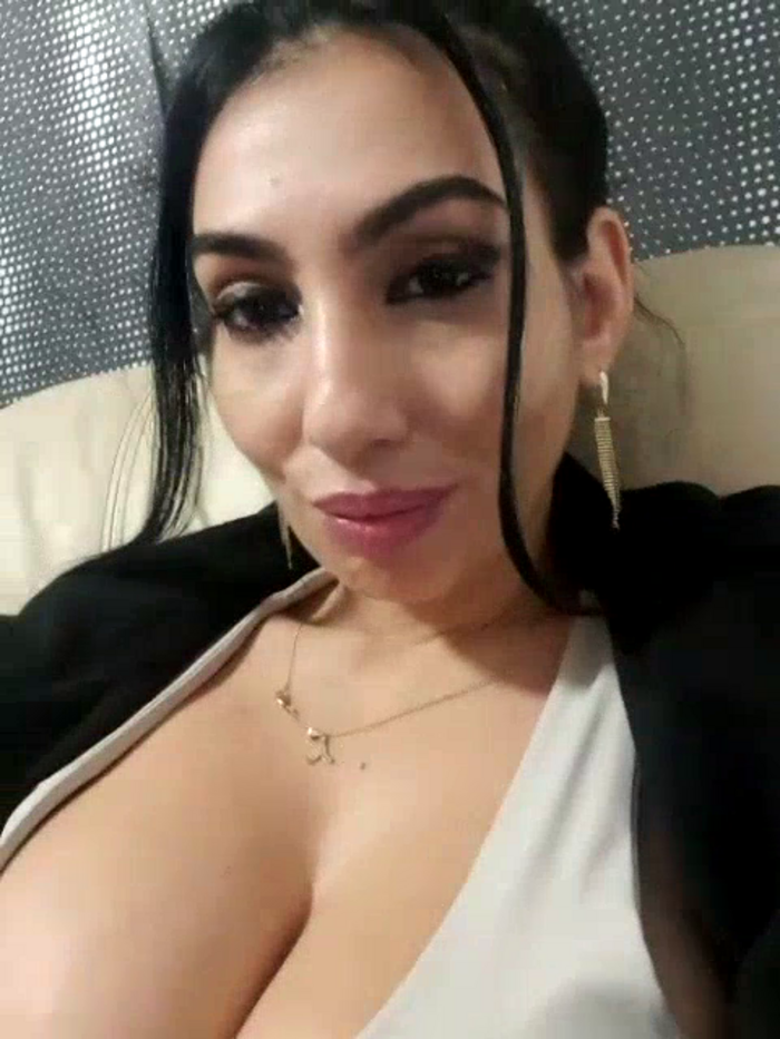 BrunetteBabe69